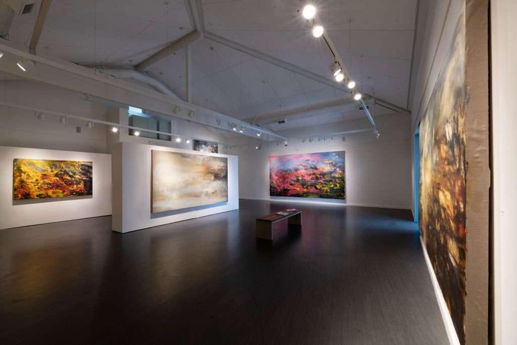 Una galleria che ospita una mostra personale di Helen O’Toole: grandi tele dai colori intensi animano le pareti bianche dello spazio espositivo. 