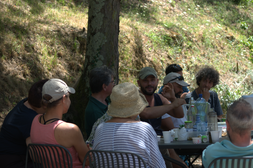 Un gruppo di persone si gode un Permapranzetto all’aperto presso il Siena Art Institute.