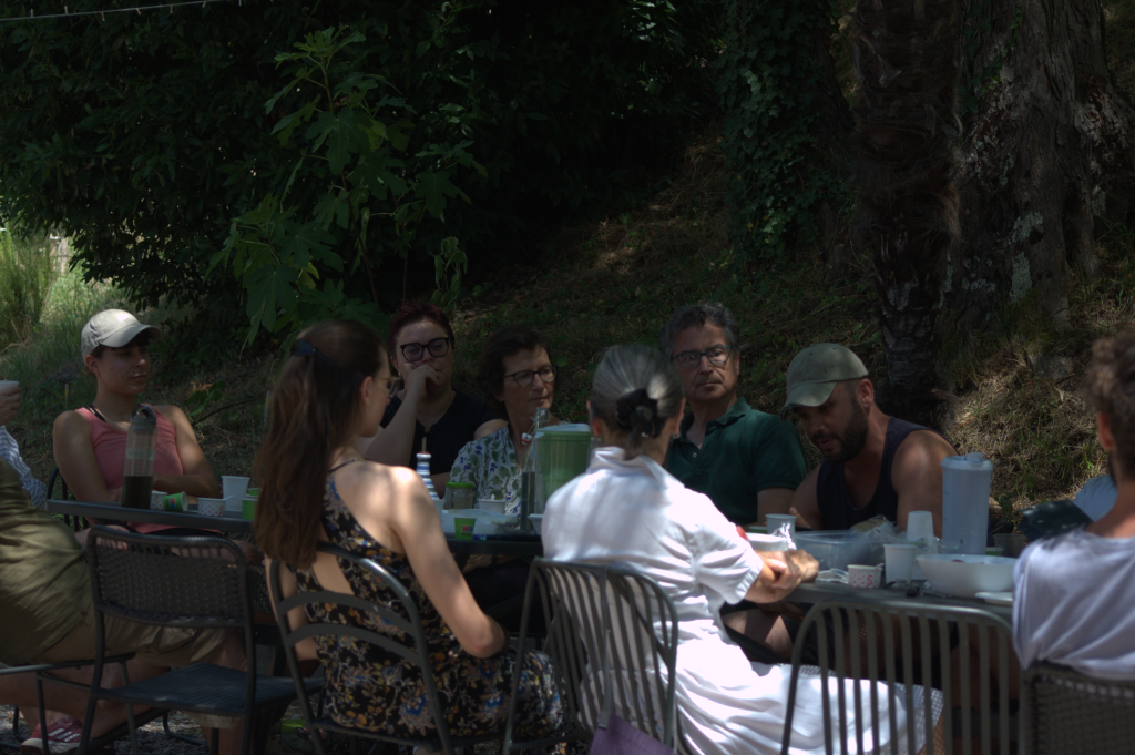 Un gruppo di persone si gode un Permapranzetto all’aperto presso il Siena Art Institute