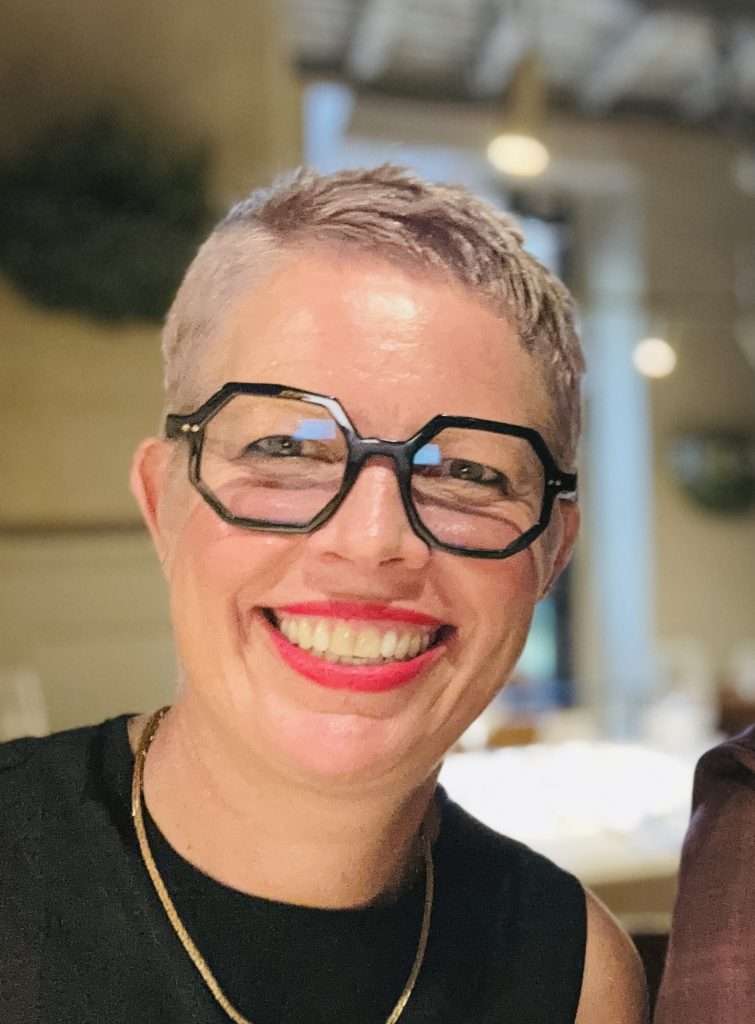 Ritratto sorridente dell’artista Kirsten Stromberg.